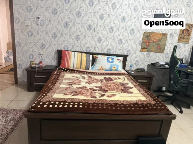غرفة نوم سرير ومرتبة وسراحة و2 كومودينو