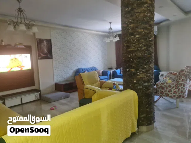 شقه بالسيده زينب شارع قدري 2غرفه وصاله كبيره وحمام ومطبخ تنفع سكني او اداري سوبر موقع متميز