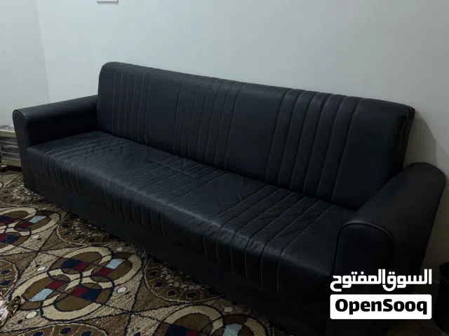 كنبة سوداء للبيع بحالة ممتازة جدًا.