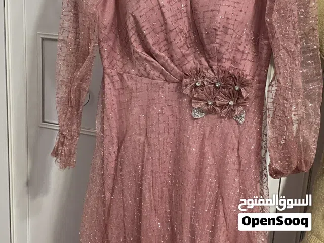فستان سهرة  مرتب ونظيف مستعمل يوم واحد فقط ويوجد لدينا التوصيل لباب البيت