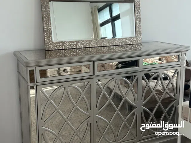 كومودينو مع مراية – تصميم راقي (Mirror Sideboard with Mirror
