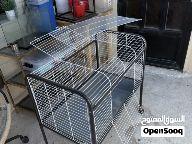للبيع قفص كبير مرتفع و متحرك ينفع الحيوانات الصغيره و الكبيره