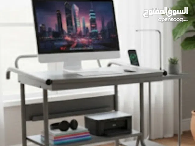 طاولة كمبيوتر معدنية بعجلات