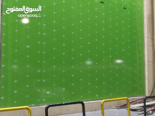 فني متخصص تركيب بنرات واستيكرات