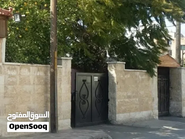 ارض مع مبنى طابقين قديم للبيع بسعر الارض
