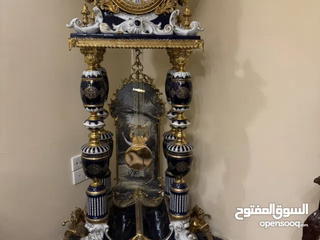 ساعة ارضية كلاسيكية فاخرة مزخرفة ومنقوشة بنقوش ذهبية ومعقدة