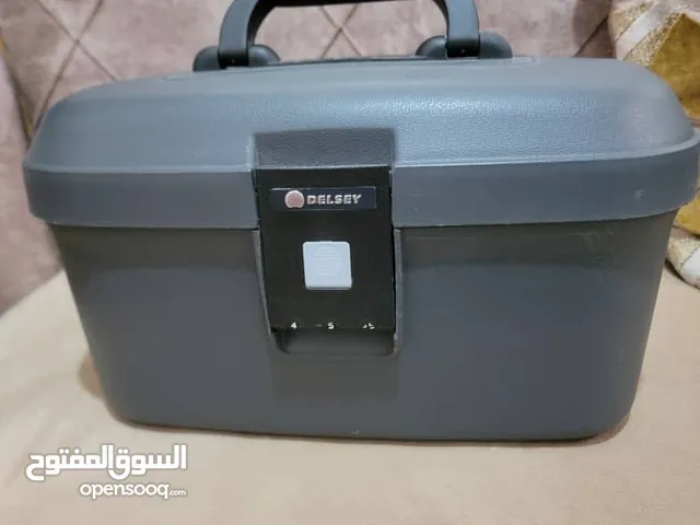 حقيبة من ماركة دلسي الاصلي تنفع للذهب او المكياج مستخدم نظيف جدا شبه الجديد يشتوا فيها 15000