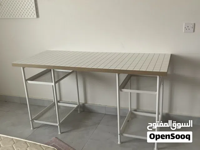 طاولة أيكيا مكتبية مع مساحة واسعه للتخزين
