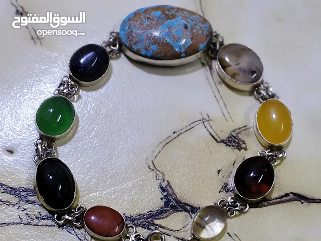 اسوار فضه يحتوي على تسع حجرات حجره كبيره فيروز نيشابوري وعقيق احمر وعقيق اصفر وعقيق شحري وعقيق اخضر