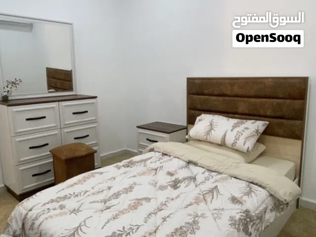 استديو VIP للايجار سنوي فرش فاخر جديد غرفتين وبلكون وصالة مع مطبخ قرب كلية الطب ودوار اللوازم