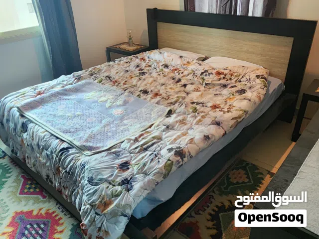 غرفة نوم - السرير 210×215 - 2 طاولة جانبية - تسريحة