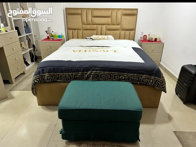 غرفه نوم مع طاوله طعام وغرفه جلوس بحاله ممتازه نظيفه جدا استعمال 7 شهور