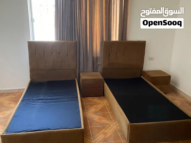 اربع تخوت بحالة ممتاز تختين مع فرشتين زنبركية طبية مع كوميدينتين للبيع