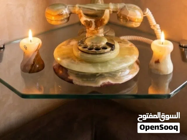 هاتف كلاسيكي أنتيك ..1950 مصنوع من المرمر الطبيعي مع شمعدان عدد 2 ..كسر بالسماعه تم أصلاحه..35 دينار