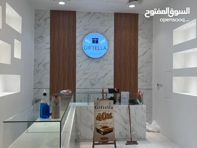 للبيع ديكور محل فاخر – واجهة زجاج، كاونتر رخام، إضاءة مدمجة