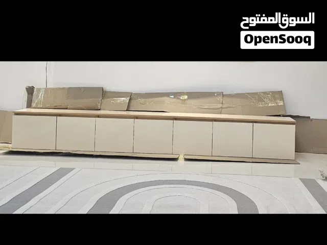ميز بلازما خشب HDF لون اوف وايت طول 3 متر جديد بعده بالكارتون