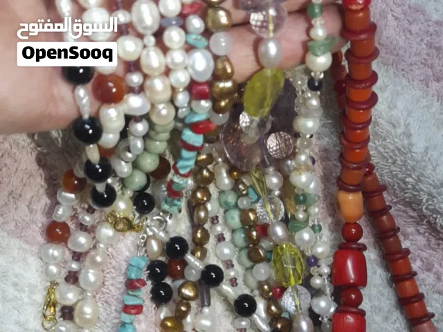 عقود من اللؤلؤ والمرجان والأحجار الكريمه