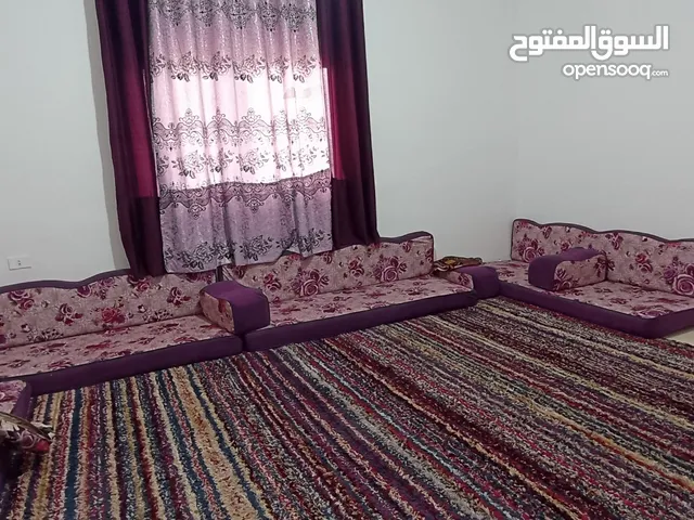جلسة أرضية اسفنج مستعملة مع سجادة وملحقات