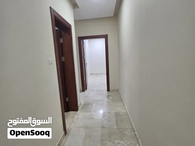 شقة خدمية حديثة بالمصعد والانترنت للإيجار في حي الاندلس