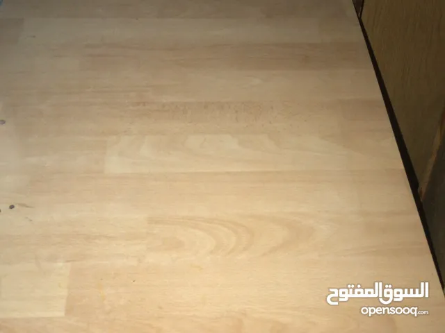 مكتب مع مكتبة