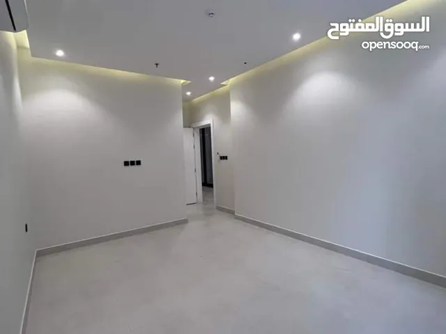 شقة للايجار الرياض حي اليرموك مكونة من ثلاث غرف وثلاث دورات مياه ومطبخ وصالة ومكيفات سبلت وسطح واجهة