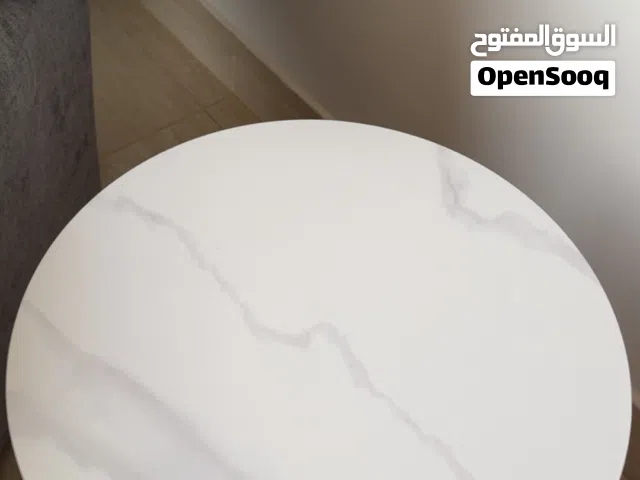 طاولة جانبية بحالة ممتازة بورسلان