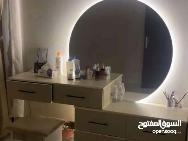 دولابين تعليق وتسريحتين و4 ستائر جديده استخدام خمسة شهور