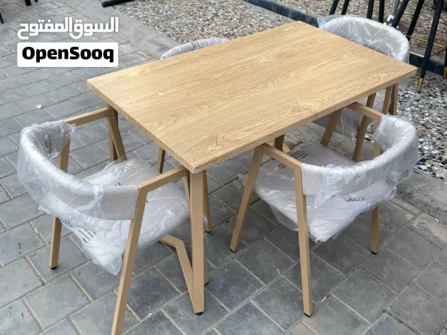 توفر ميز طعام 4 كراسي بسطح خشب وهيكل حديد يتحمل اوزان