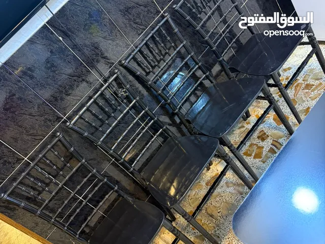 ميز طعام عظم عاج واربع كراسي إستعمال قليل جدا سعرة 125