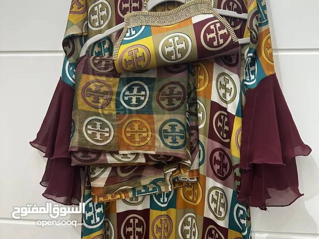 موديل راقي مع شيلة وشنطة