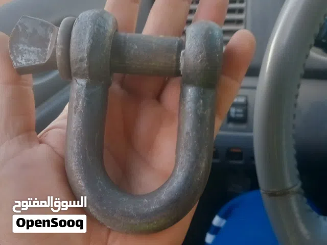 توجد كمية من اقفال الربط و الشد كوابل و سبت طولها 6 متر