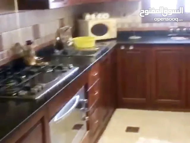 شقة مفروشه الإيجار دور الأول بن عاشور تحتوي 3غرف نوم وصالون استقبال ضيوف وصالة وحمامين ومطبخ كامل بم