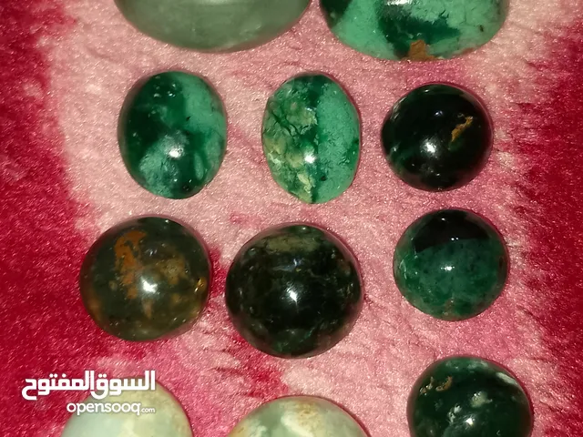 فصوص من احجار عمانيه فيه شفاف وشبه شفاف ومعتم