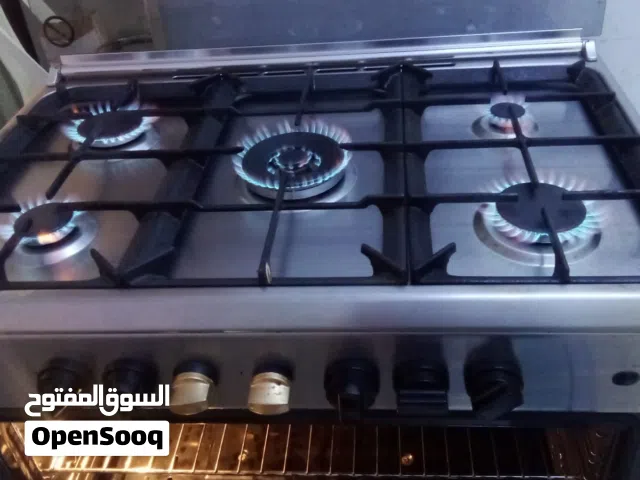 Cooking طباخة ايطالي شبه جديدة استعمال بسيط خمس عيون وفرن كل شيء شغال مزودة بمروحة وإشعال ذاتي ولمبة
