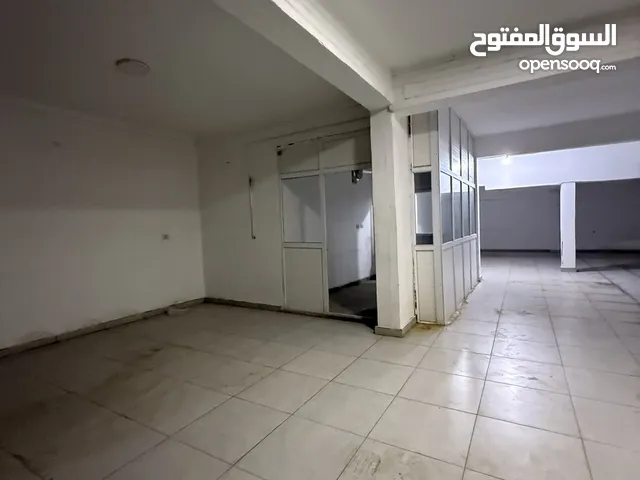 معرض للإيجار الموقع 11 يوليو مساحة 200 متر ع رئيسي طول