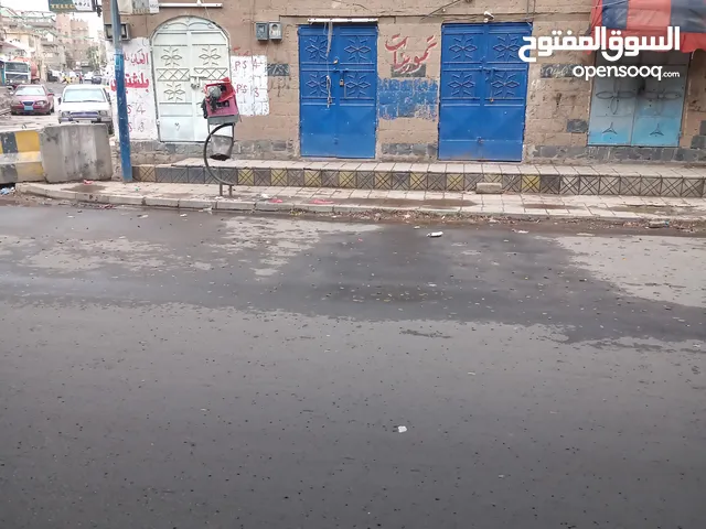 يوجد لدينا بقالة شغالة على الشارع الرئيس فتحتتين الإيجار أربعين ألف يمني دخلها اليومي الى80الف