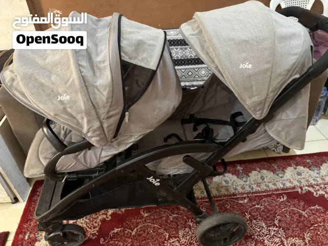 عربانة اطفال توأم ماركة جوي بحالة ممتازة