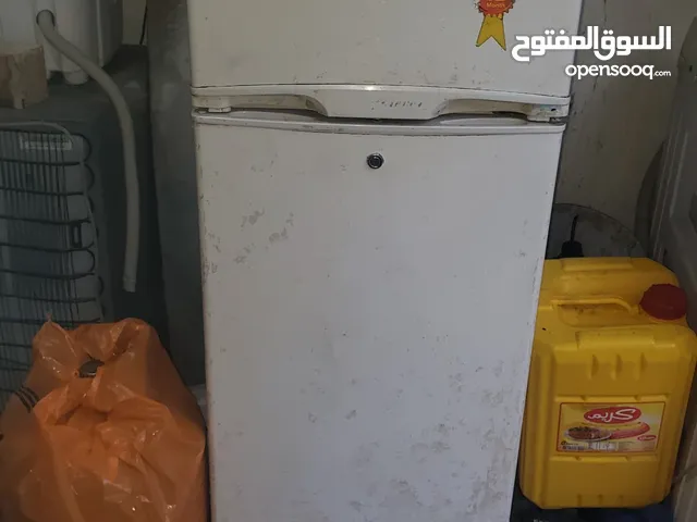 ثلاجة منزليه منزليه نظيفه اقتصاديه وتثلج ضمانه سنه تعبت من حمى وماء الحامي وفسد طعام