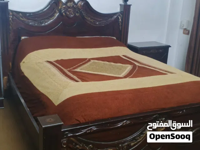 تخت + كومدينة عدد 2 + تواليت بحالة جيدة