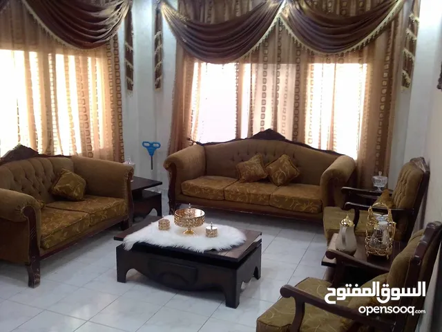 طقم كنب للبيع نظيف جدا مع طاولة قزاز شاملة السعر(قابل للتفاوض)