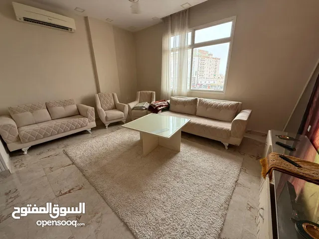 شقة متكونة من غرفتين وصالة وحمامين ومطبخ بسعر مناسب جدااا وشقة فاخرة