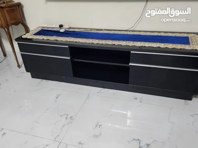 طاوله تلفزيون انيقه وجديده لون اسود وفضي قياس  170