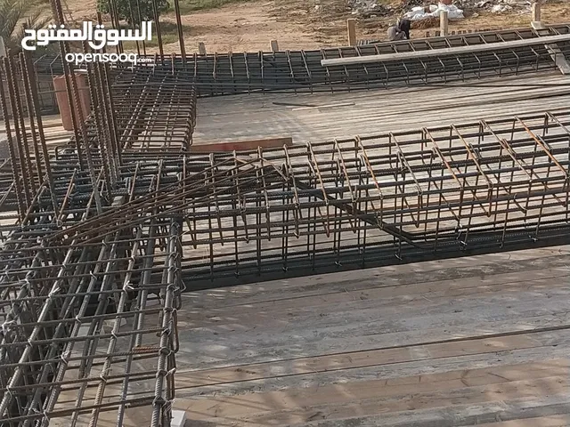 حدادين مسلح وعمال قطران