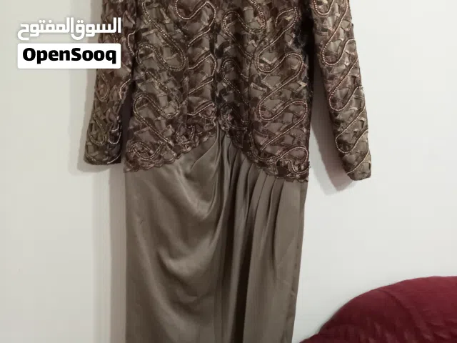 فستان سواريه ومعاه الشنطه بتاعته للبيع