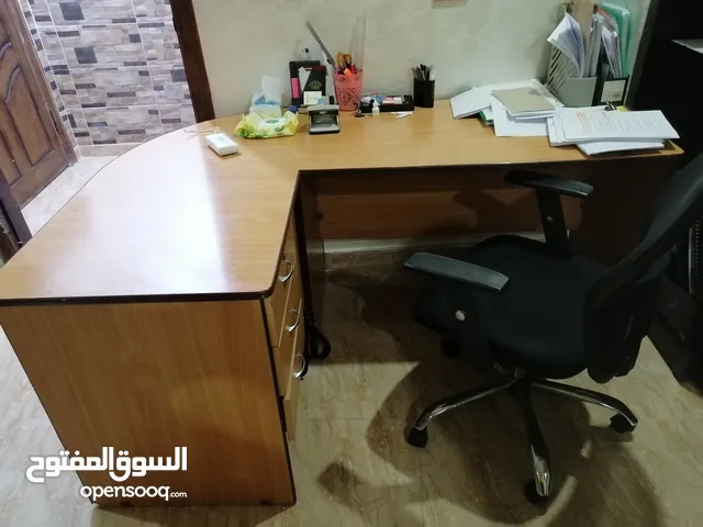 مكتب دراسي و للعمل مع كرسي