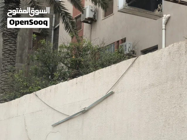 موقع تجارية للبيع  من 3 واجهات  سوق الجمعة