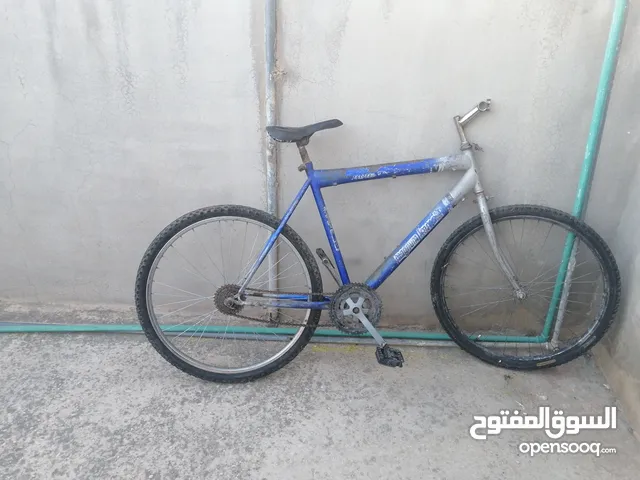 بسكليت للبيع وا البدل البسكليت منيح بس مشكلتو بدو طويل جنزير وقطعطو موجود