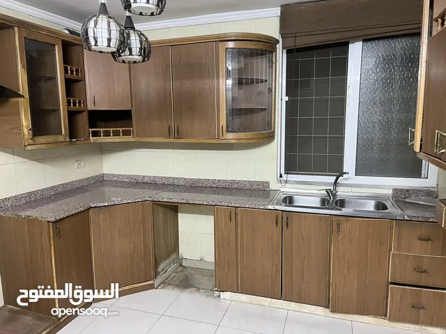 مطبخ خشب بحالة ممتازة جداً