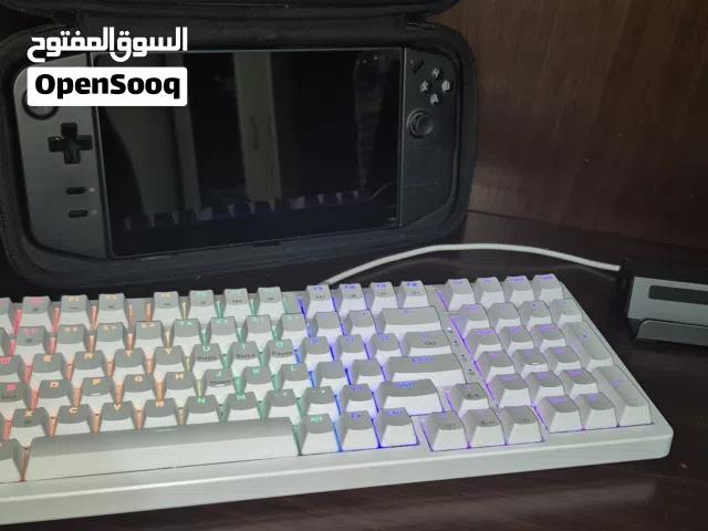 جهاز Lenovo Legion Go Z1 Extreme بسعة 1 تيرابايت مع لوحة مفاتيح ميكانيكية بإضاءة RGB وقاعدة توصيل