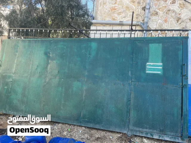 بابين سحاب واحد فيه باب خدمات طول مترين وعرض 4.45ولثاني مسكر  من دون باب خدمات طول مترين وعرض 4.55